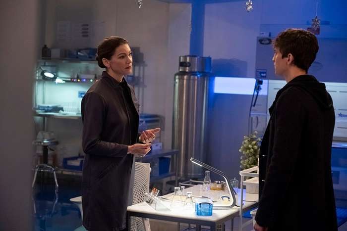 Parker parle avec sa mère, la directrice du laboratoire où travaille Macy Vaughn.
